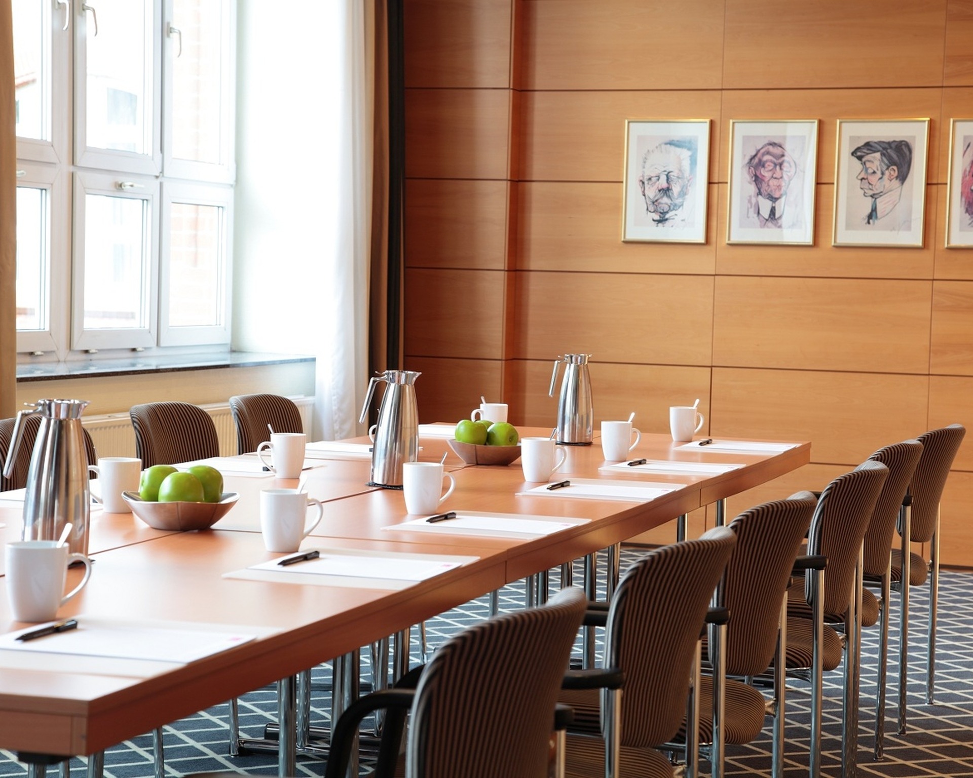 Tagungsraum Frankfurt I&II Blocktafel relexa hotel Berlin - Tagungsraum Frankfurt I&II Blocktafel